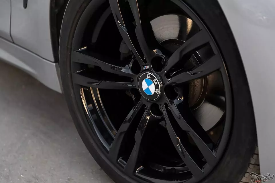 BMW 4 GC. Оклейка оконных молдингов и крыши в черный глянец. Окрас накладок зеркал и дисков в черный глянец!